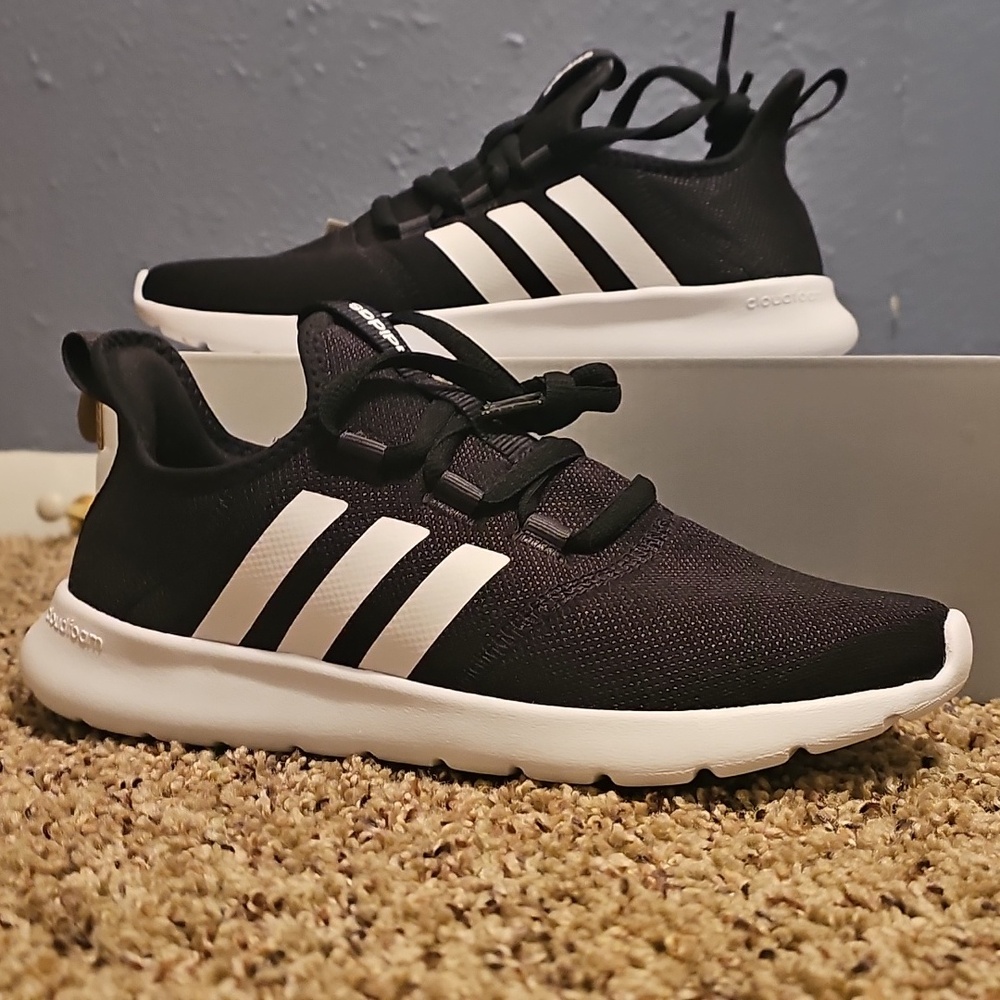 NWT Adidas cloadfoam walking shoes size 8 black and white never worn